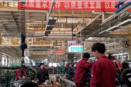 智能提升機(jī)能解決變速箱和發(fā)動(dòng)機(jī)的精準(zhǔn)對(duì)位難題