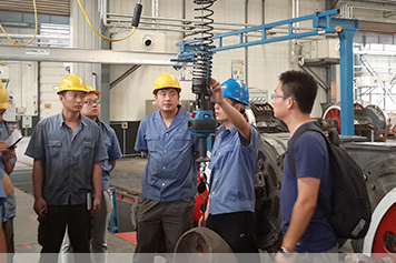 機(jī)車制造廠使用智能型提升裝置吊運(yùn)輪對(duì)和轉(zhuǎn)向架配件