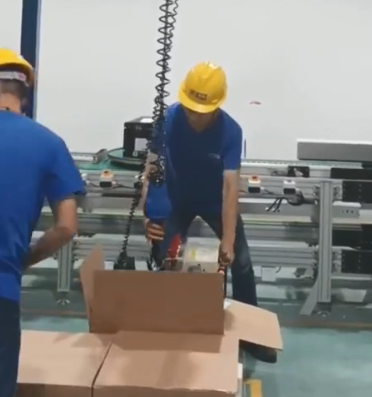 貴重零部件如何安全高效裝進(jìn)紙箱中？可以試試智能提升機(jī)