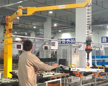 買(mǎi)一臺(tái)智能折臂提升機(jī)可以給工廠帶來(lái)強(qiáng)大助力